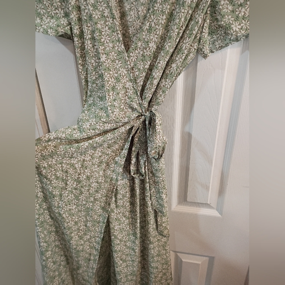 Floral Wrap Dress in Green Size Medium - Picture 3 of 5